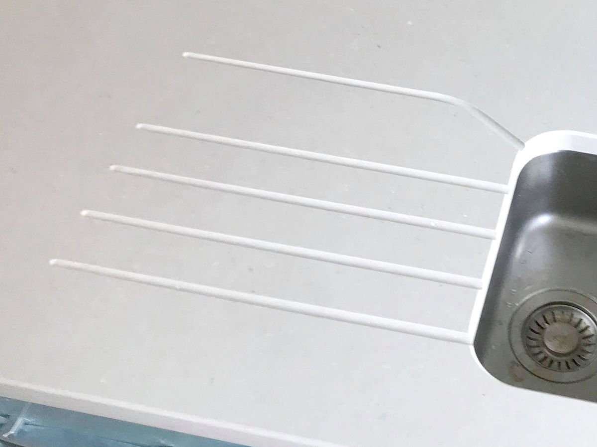 custom drainage grooves shown in a kitchen worktop, illustrating a straight set of grooves combined with a single fishtail groove, as per our customer's request