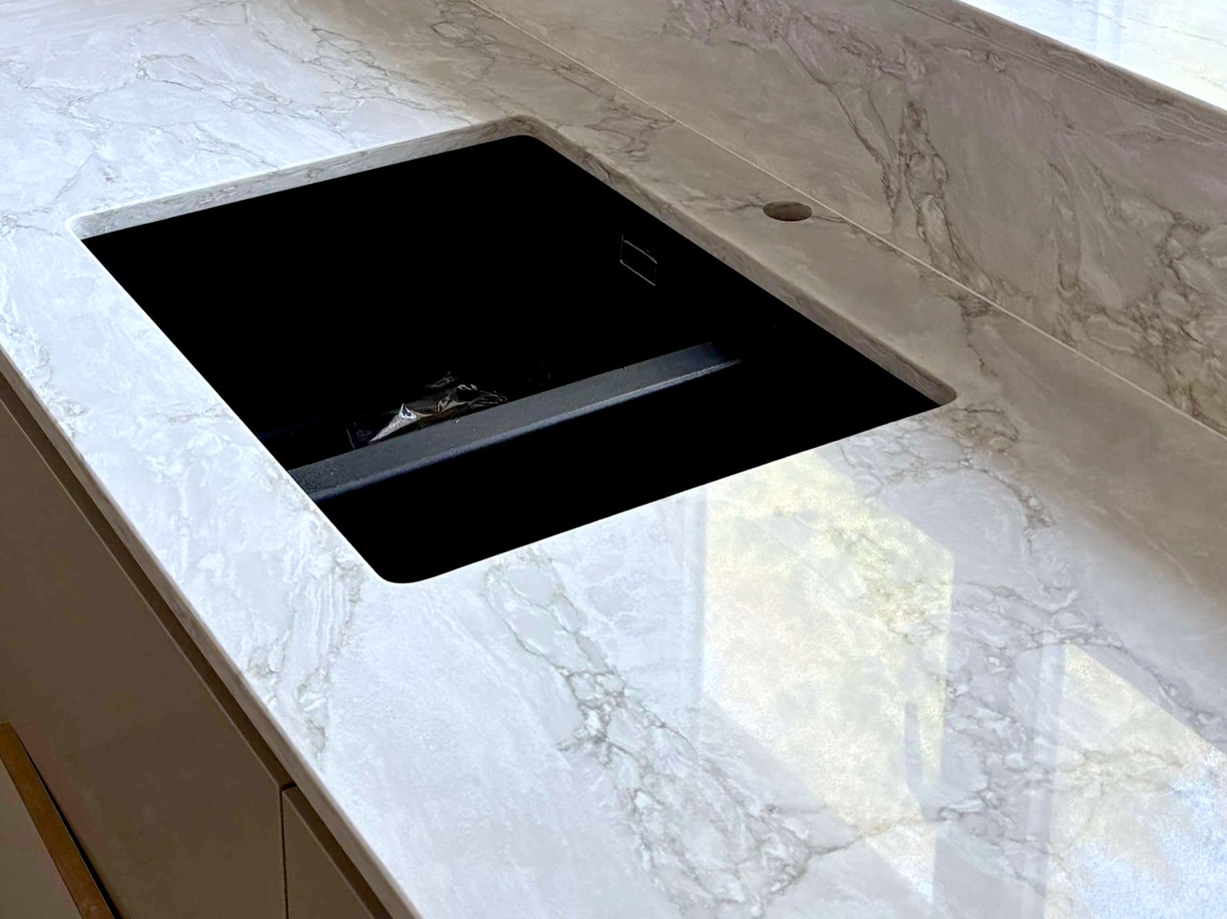 Kitchen sink with no drainage grooves or recess